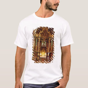Het hoge altaar in het oostelijke gedeelte van het t-shirt