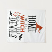 Het huis van de heks en haar kleine duivels wandkleed (Voorkant (horizontaal))