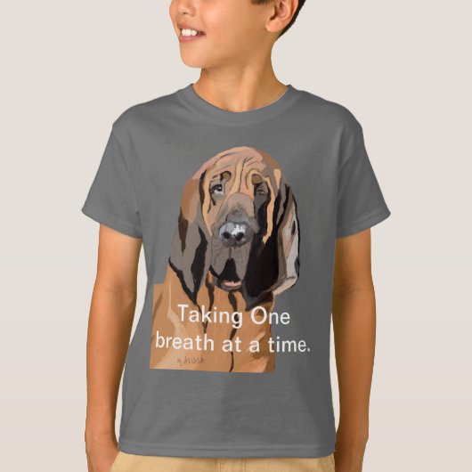 Het innemen van één adem tegelijk met bloedhond t-shirt (Voorkant)