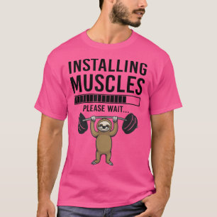 Het installeren van spieren alstublieft wachten op t-shirt