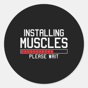 Het installeren van spieren wacht alsjeblieft grap ronde sticker