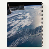 Het internationale ruimtestation boven de Atlantis Notitieboek (Achterkant)