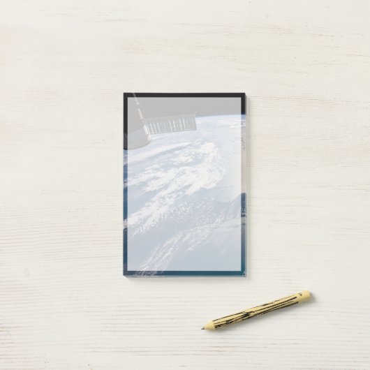 Het internationale ruimtestation boven de Atlantis Post-it® Notes (Op bureau)