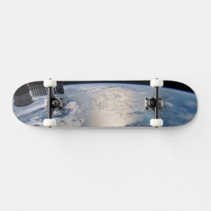 Het internationale ruimtestation boven de Atlantis Skateboard