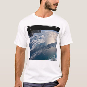 Het internationale ruimtestation boven de Atlantis T-shirt