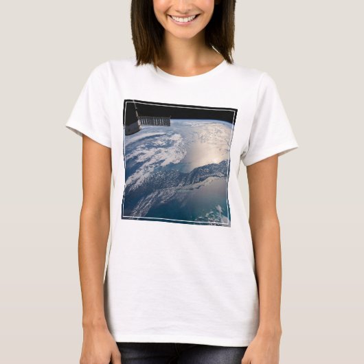 Het internationale ruimtestation boven de Atlantis T-shirt (Voorkant)