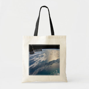 Het internationale ruimtestation boven de Atlantis Tote Bag
