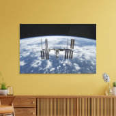 Het internationale ruimtestation in een baan om de canvas afdruk (Insitu (Woonkamer))