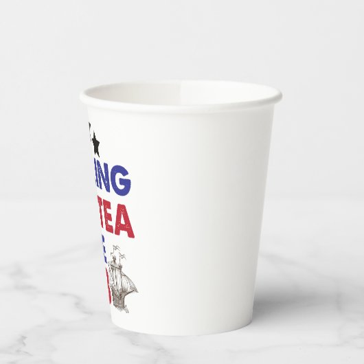 Het invullen van de thee sinds 1773, patriottisch, papieren bekers (Links)
