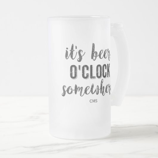 Het is Beer O'Clock ergens waar Funny Monogram Matglas Bierpul (Voorkant rechts)