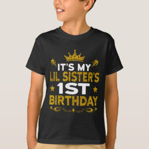 Het is de 1e verjaardag van mijn kleine zus Verjaa T-shirt