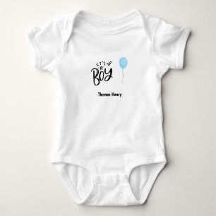 Het is een blauwe jongensballon, gepersonaliseerd  romper