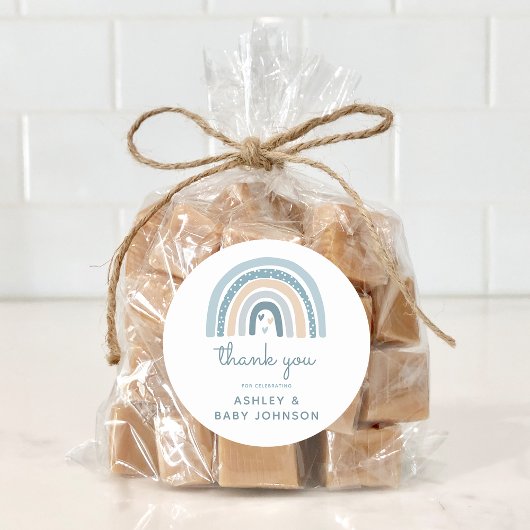 Het is een Boy Boho Rainbow Baby shower Ronde Sticker