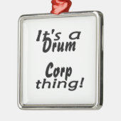 Het is een drumkorp ding. metalen ornament (Links)