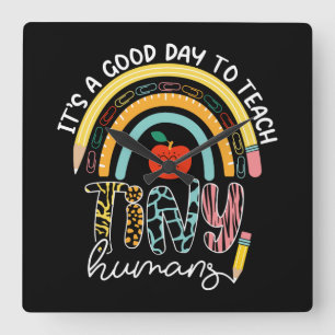 Het is een goede dag om kleine mensen te leren ken vierkante klok