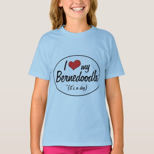 Het is een hond. Ik hou van mijn Bernedoodle T-shirt (Voorkant)