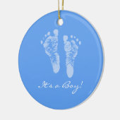 Het is een Jongen Blauwe Baby Voetafdrukken Geboor Keramisch Ornament (Links)