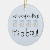 Het is een jongen keramisch ornament (Links)