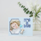 Het is een jongen met de Kaart van de aankondiging (Staand voorkant)