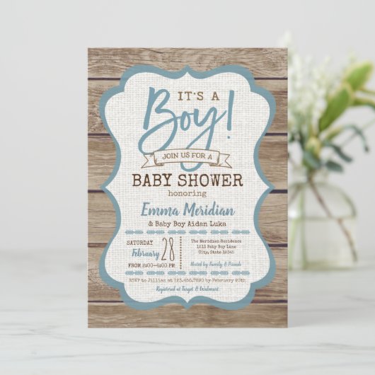 Het is een jongen! Rustic Wood Baby shower Uitnodi Kaart (Staand voorkant)
