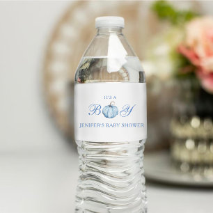 Het is een jongens babyshower blauwe pompoen waterfles etiket