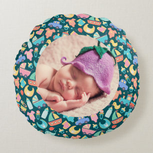 Het is een kleurrijk Baby shower Dark Personalized Rond Kussen
