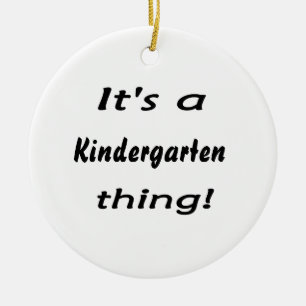 Het is een kleuterschool. keramisch ornament