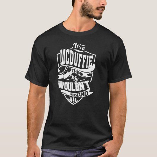 Het is een MCDUFFIE-ding T-shirt (Voorkant)