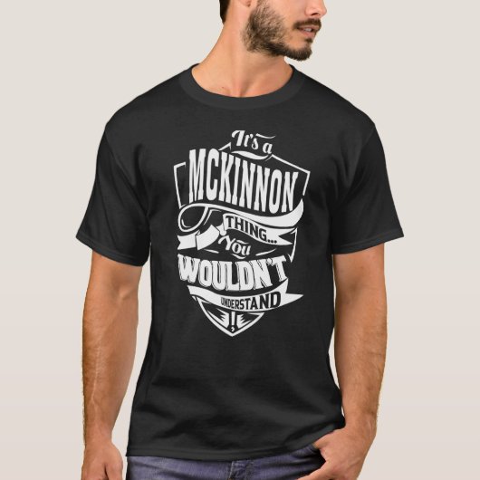 Het is een MCKINNON-ding T-shirt (Voorkant)