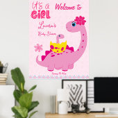Het is een meisje dat snel uitkomt op dinosaurus b poster (Thuiskantoor)