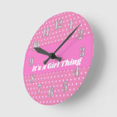 Het is een meisje ding roze heldere polka stippen ronde klok (Hoek)