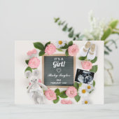 Het is een Meisje Roze Bloemen Letter Board zwange Aankondiging (Staand voorkant)