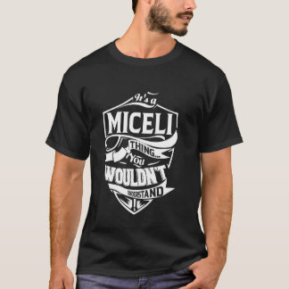 Het is een MICELI Thing Gifts T-shirt