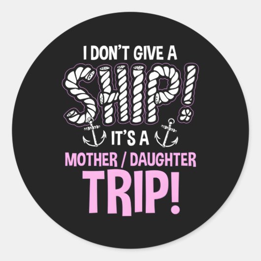 Het is een moeder dochter reis cruiseschip Draag Ronde Sticker (Voorkant)