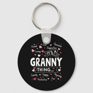 Het is een oma die grappig zegt dat hij oma moet k sleutelhanger