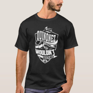 Het is een QUINONEZ-cadeaupremie T-shirt