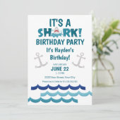 Het is een Shark Birthday Party Kaart (Staand voorkant)
