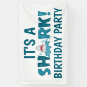 Het is een SHARK Birthday Party Kind Spandoek (Verticaal)