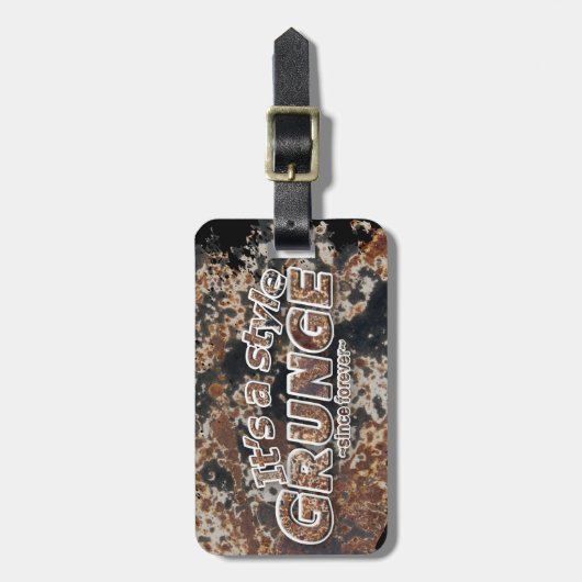Het is een stijl GRUNGE Rusty Letters Bagagelabel (Voorkant verticaal)