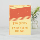 Het is een tweeling! Two Groovy zwangerschapsaanko Kaart (Staand voorkant)