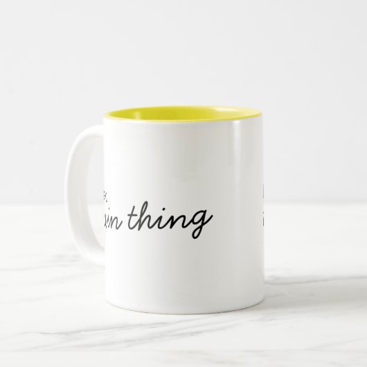 Het is een tweelingding | Moderne matchingkoppelin Tweekleurige Koffiemok (Voorkant links)