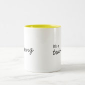Het is een tweelingding | Moderne matchingkoppelin Tweekleurige Koffiemok (Center)