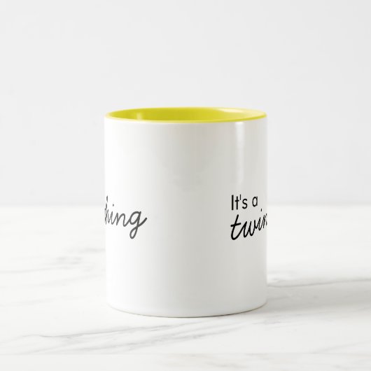 Het is een tweelingding | Moderne matchingkoppelin Tweekleurige Koffiemok (Center)