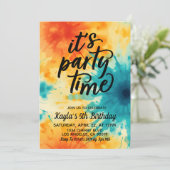 Het is feesttijd Groovy Tie Dye Verjaardag Uitnodi Kaart (Staand voorkant)