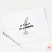 Het is goed. Ik ben een schrijver. Ronde Sticker (Envelop)