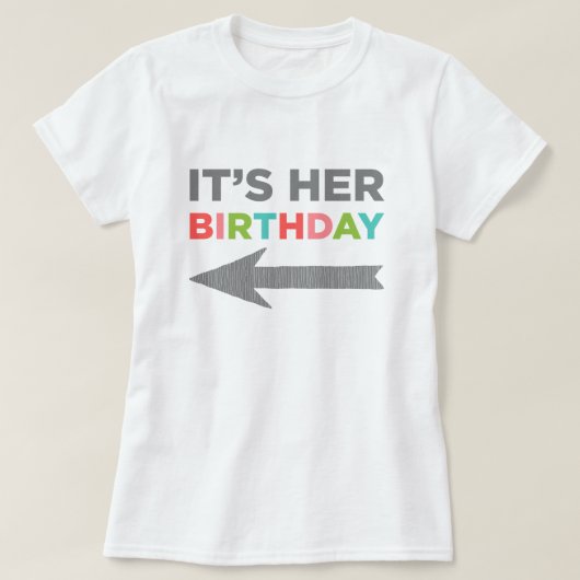 Het is haar verjaardag (pijl-rechts) t-shirt (Design voorkant)