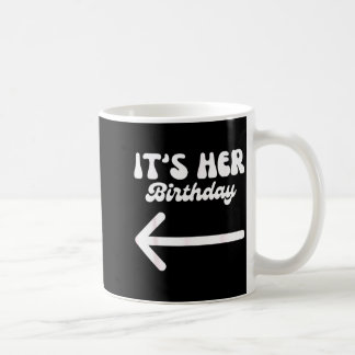 Het is haar verjaardag (pijl wijzend) humoristisch koffiemok
