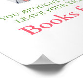 Het is het koude buitenste wintermeisjesboek voor  poster (Hoek)