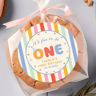 Het is leuk om één kleurrijke verjaardagsfeeststic ronde sticker
