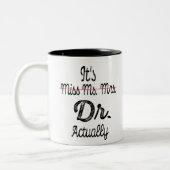 Het is Miss Mrs Dr. Eigenlijk Phd Afstuderen Docto Tweekleurige Koffiemok (Links)